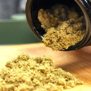 Pollen de CBD déversée depuis un pot